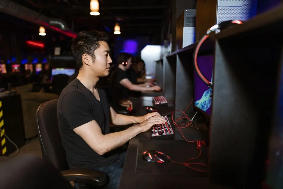Pemain game gratis sedang berdiskusi strategi di warnet