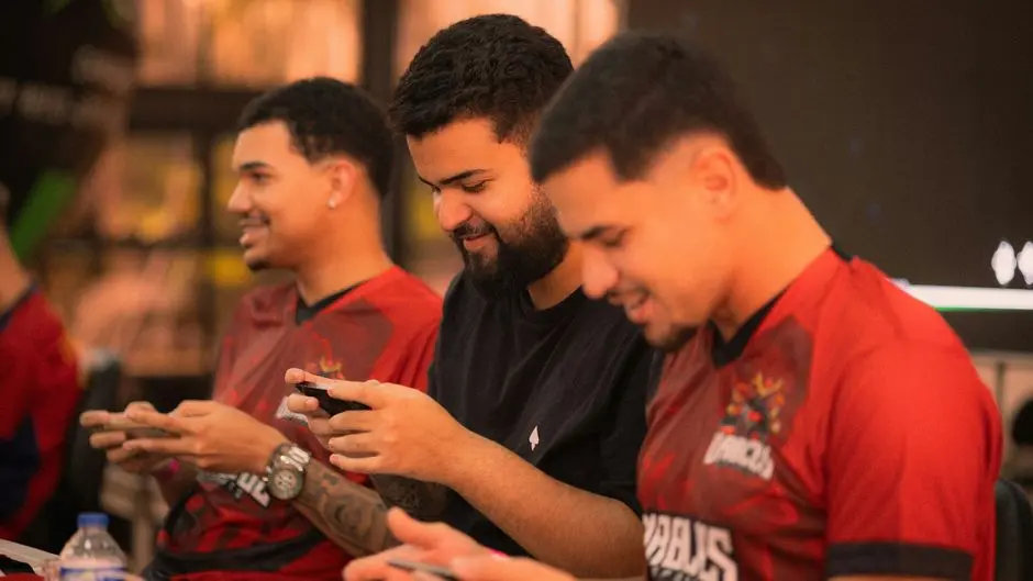 Komunitas pemain game lokal berdiskusi dan bermain bersama di Pulau Semiun