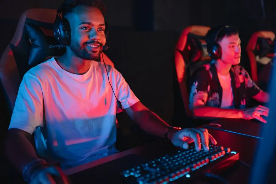 Pemain Mobile Legends sedang bertanding di turnamen lokal warnet Pulausemiun